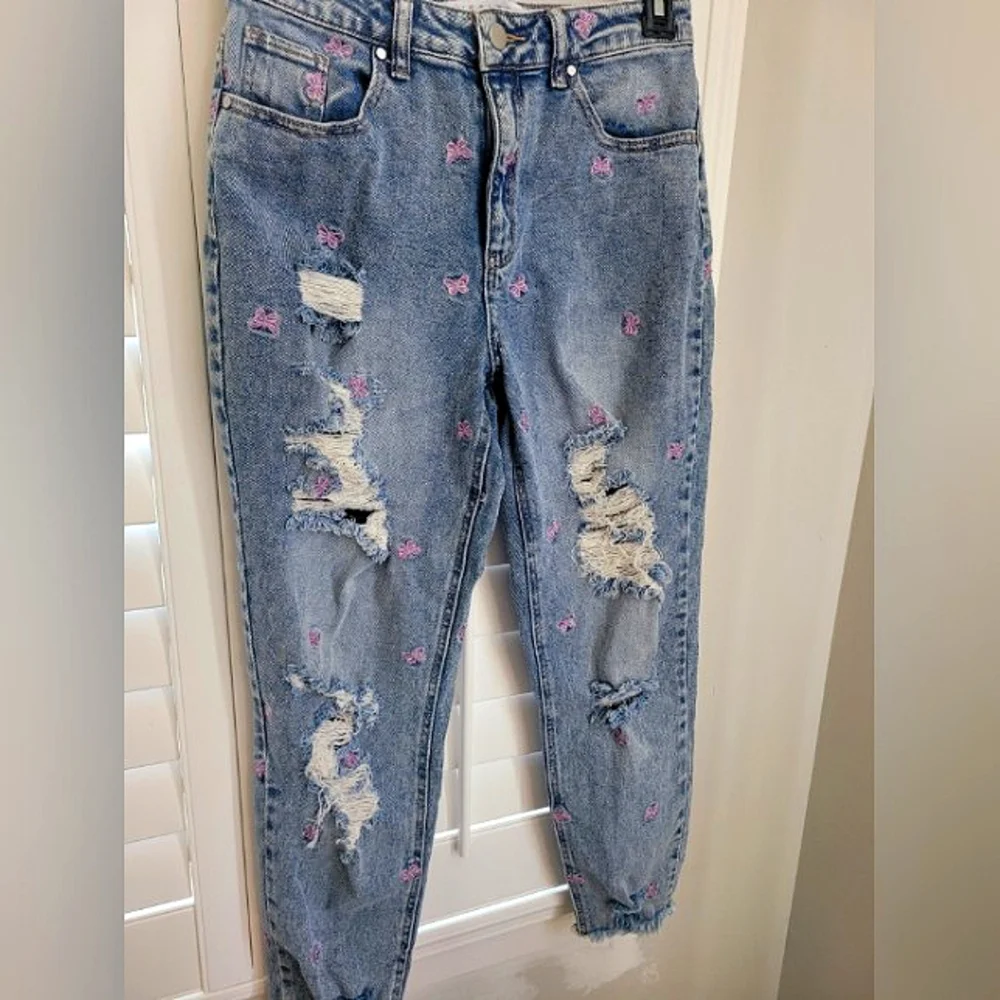 Tinseltown Embroidered Butterfly Jeans Size 7 Light Blue Distressed Holes Youth - Picture 1 of 4